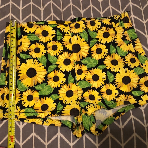 H&M Divided Sunflower print shorts - Picture 4 of 5